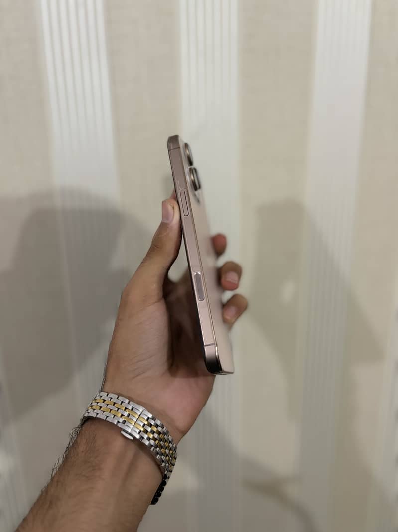Apple iPhone 16 Pro Max 1
