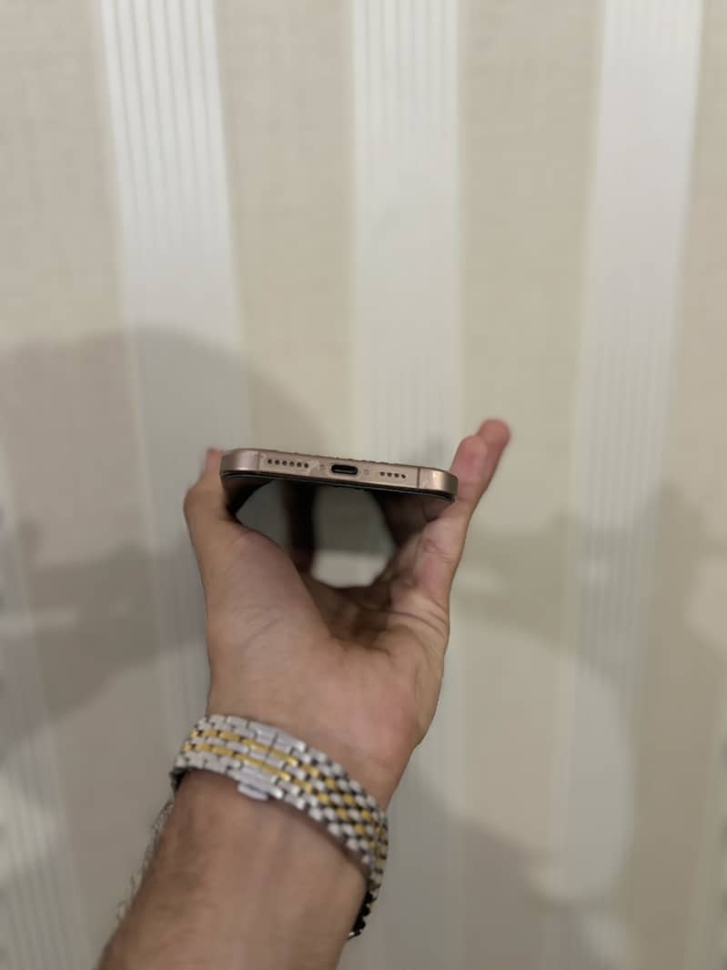 Apple iPhone 16 Pro Max 2
