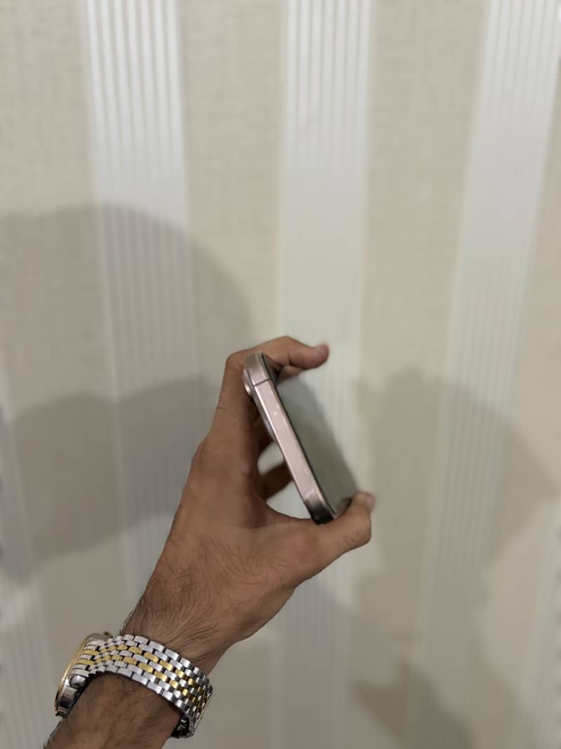 Apple iPhone 16 Pro Max 4