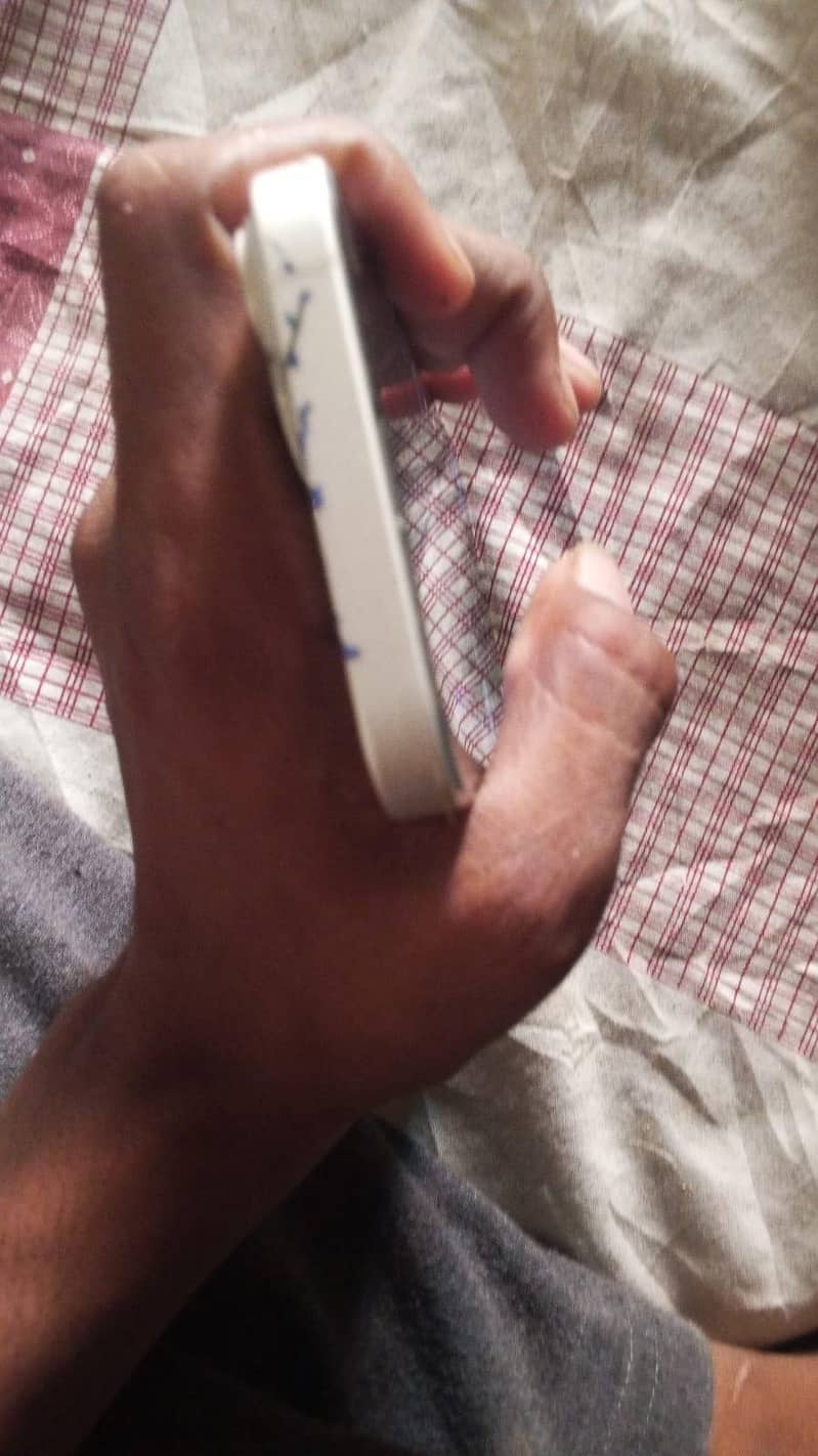 Apple iPhone 14 4