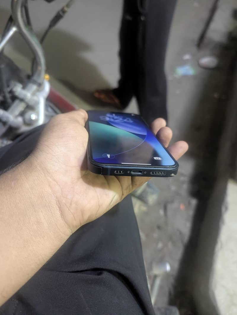 Apple iPhone 13 2