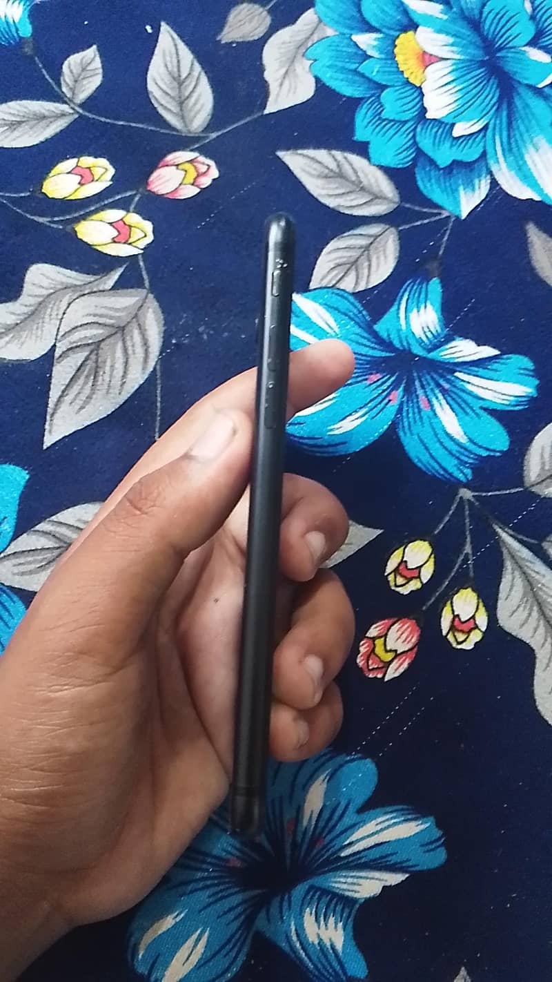 Apple iPhone 7 3