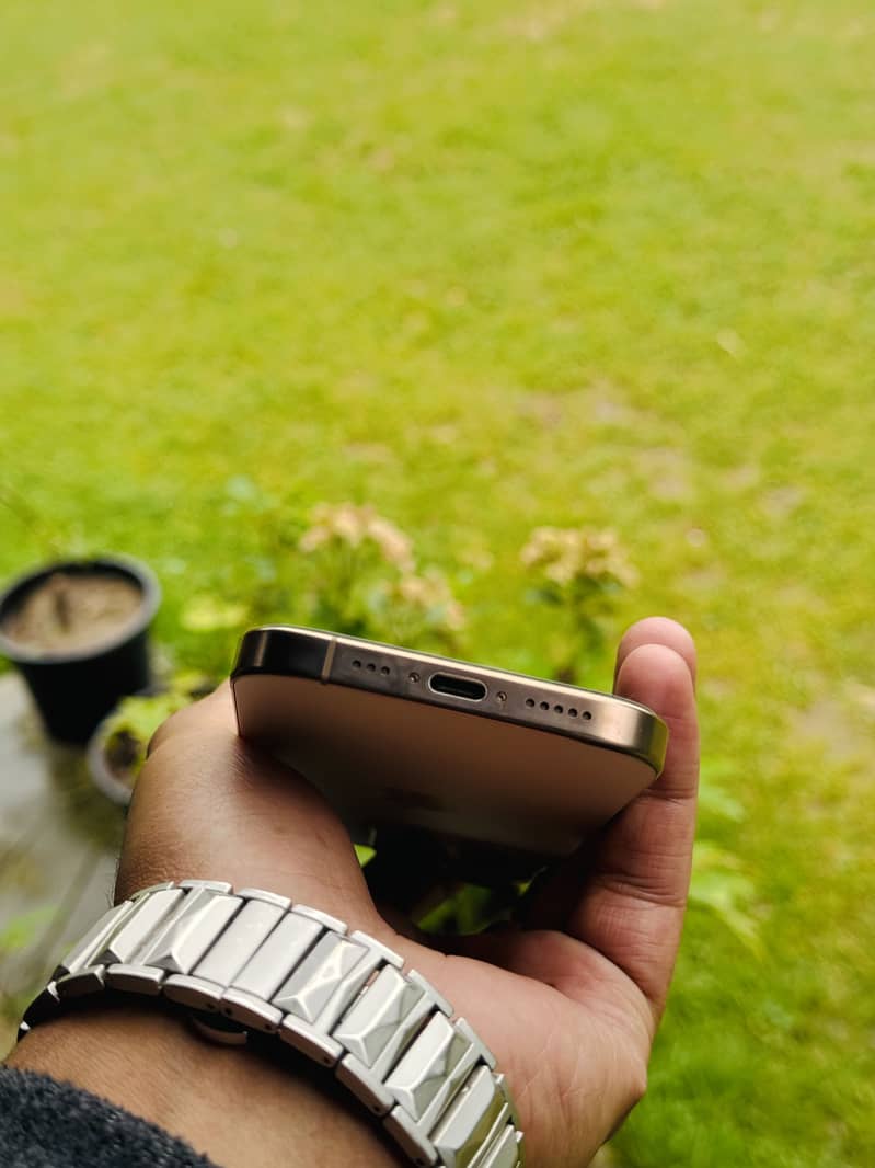 iPhone 16 Pro 4