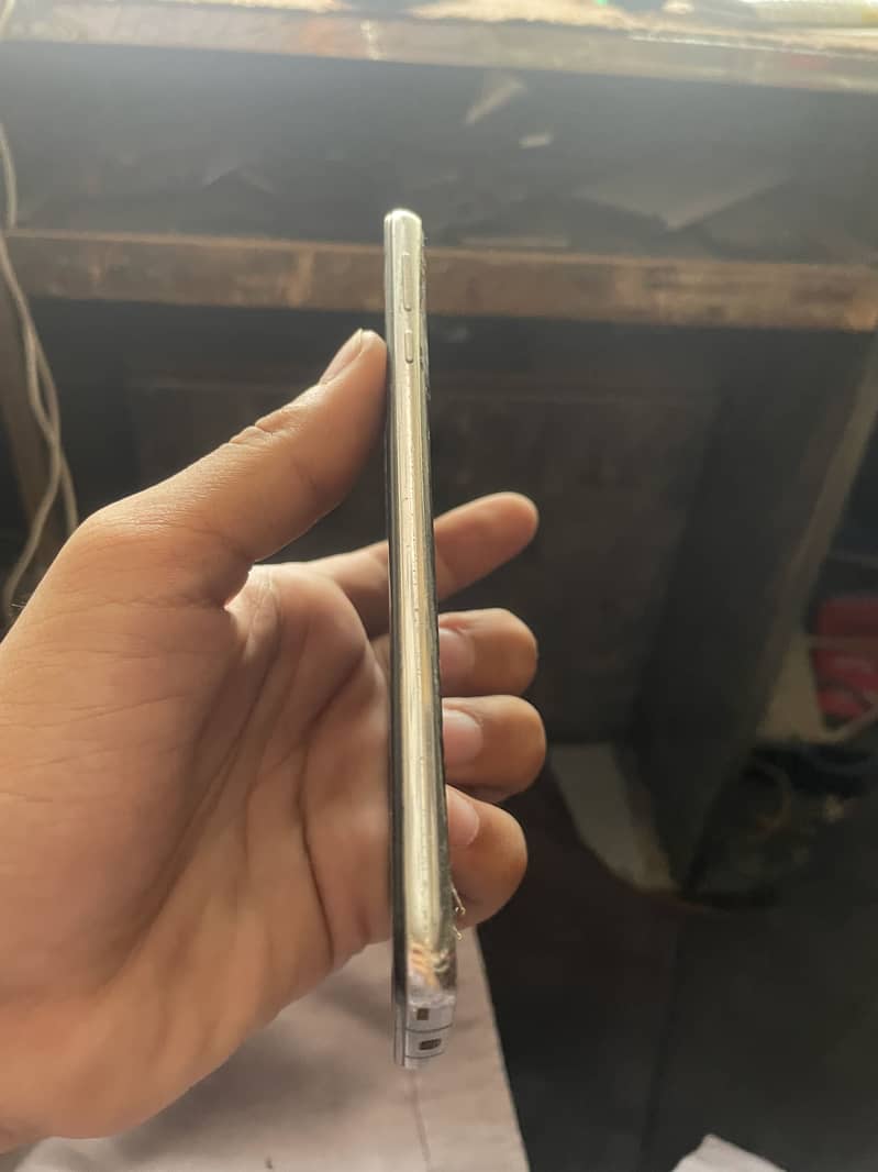 Sharp Aquos R3 Panel 1