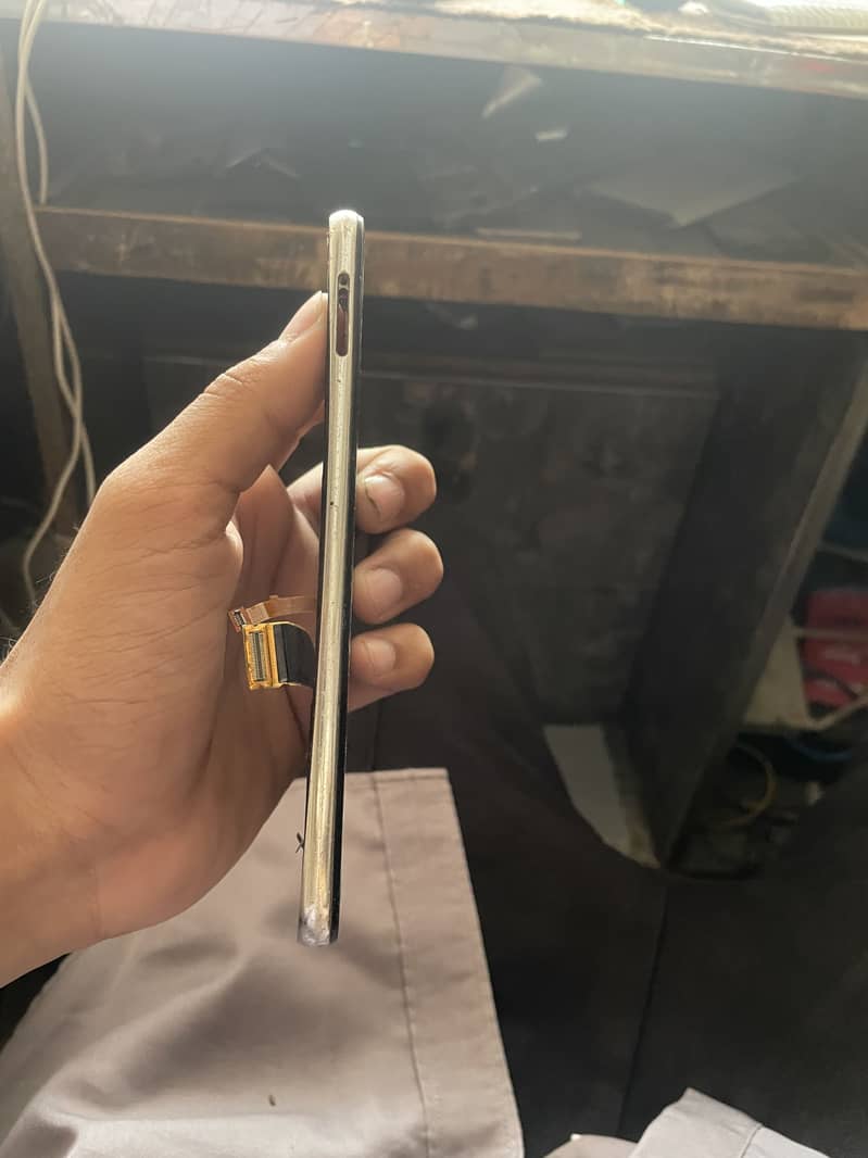 Sharp Aquos R3 Panel 2