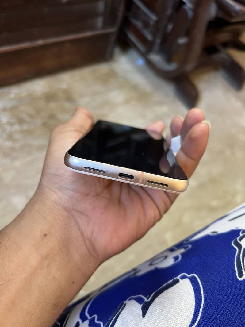 Google Pixel 8 4