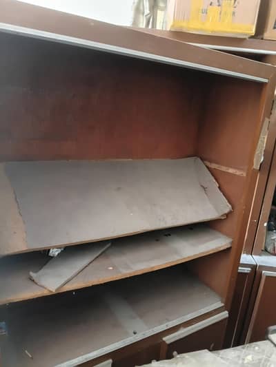 Used slightly faulty 2 beds & 2 almirah but in working condition.