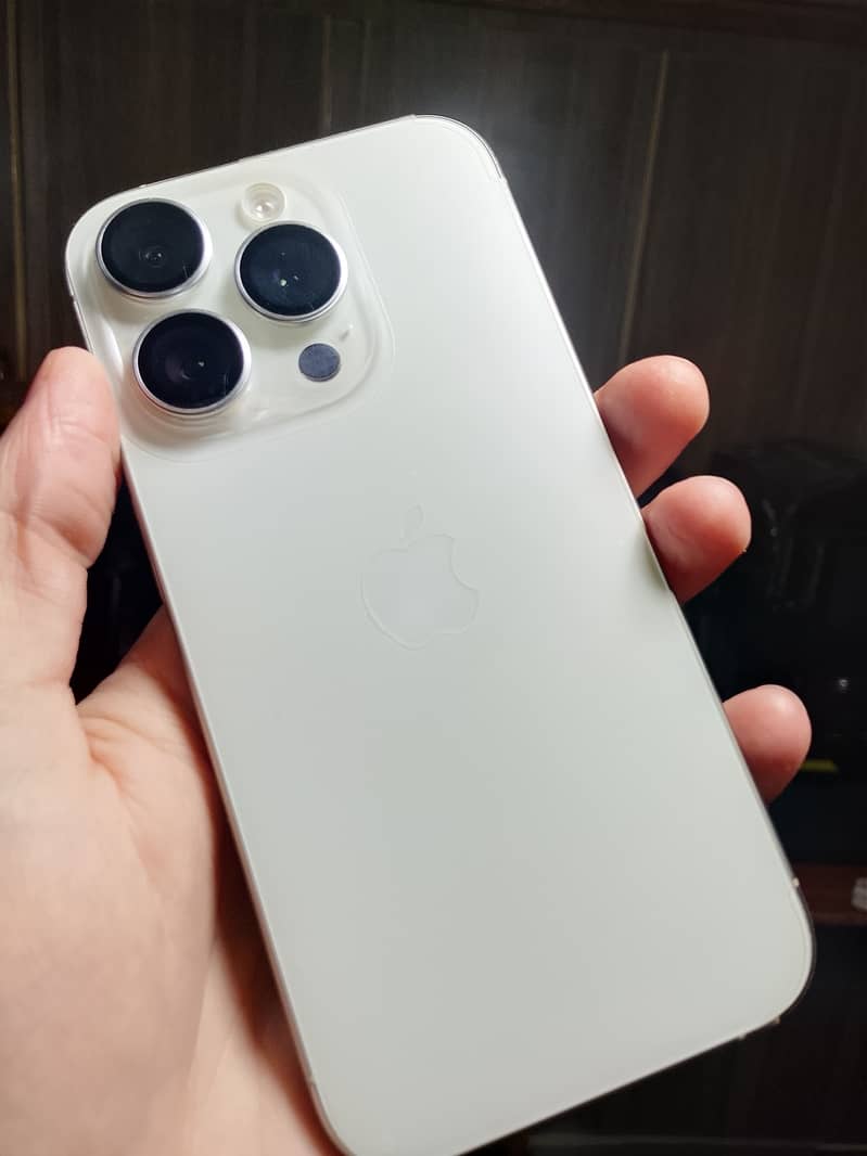 Apple iPhone 15 Pro 4