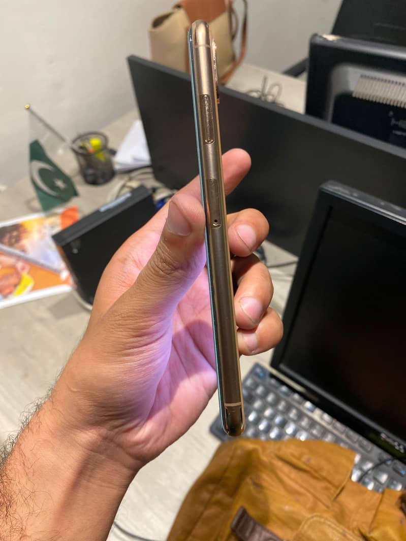Apple iPhone XS Max 3