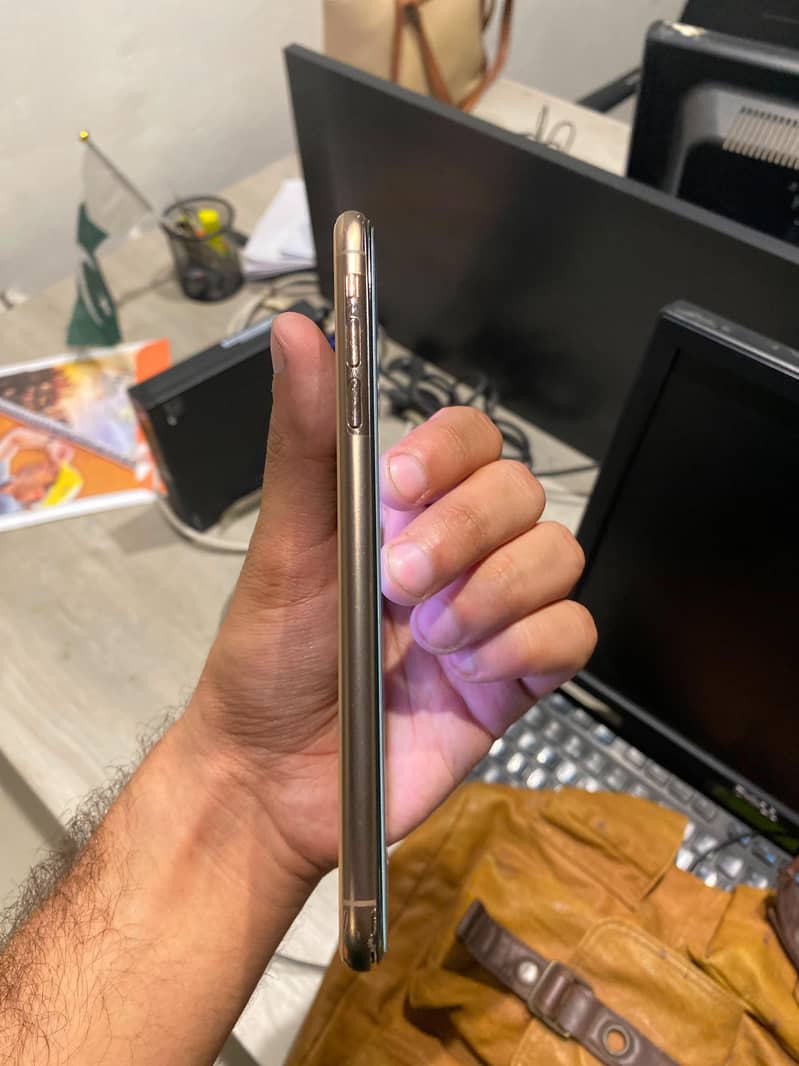 Apple iPhone XS Max 4