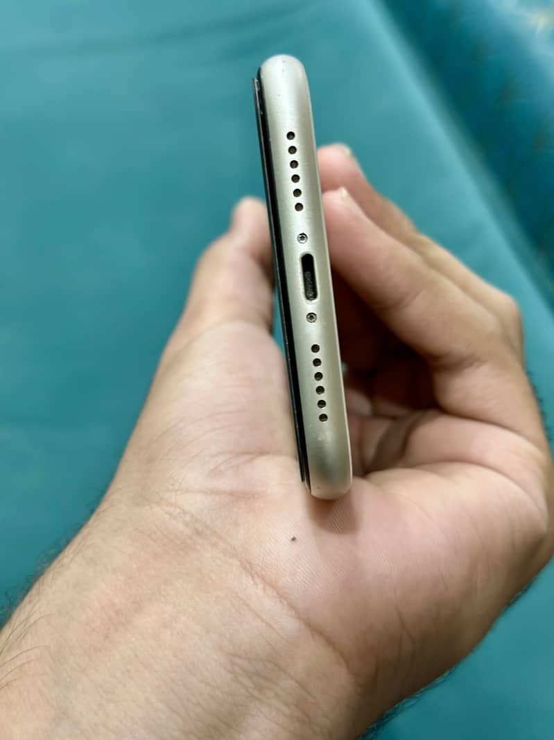 Apple iPhone 11 3
