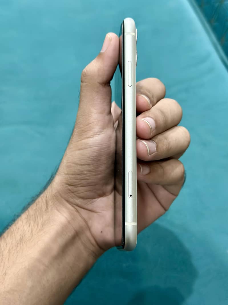 Apple iPhone 11 4