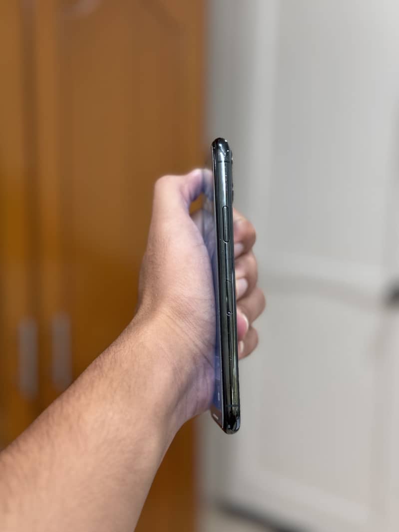 Apple iPhone 11 Pro 4