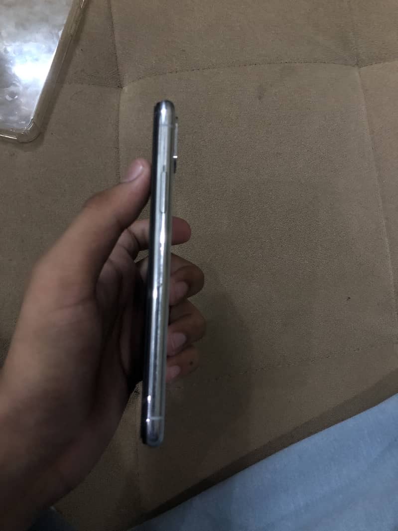 Apple iPhone X 4