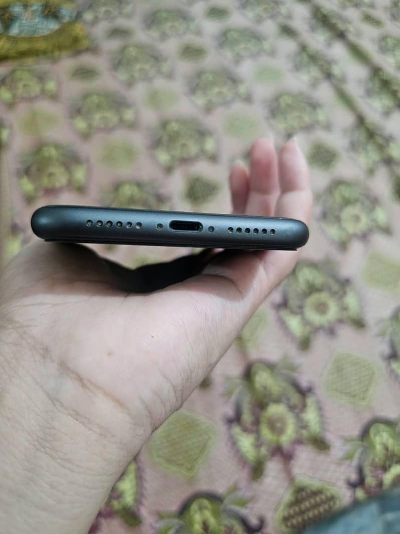 Apple iPhone 11 4