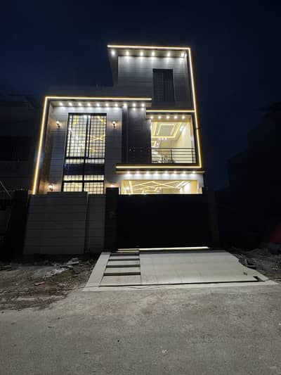 PRIME LOCATION 7 MARLA BRAND NEW HOUSE