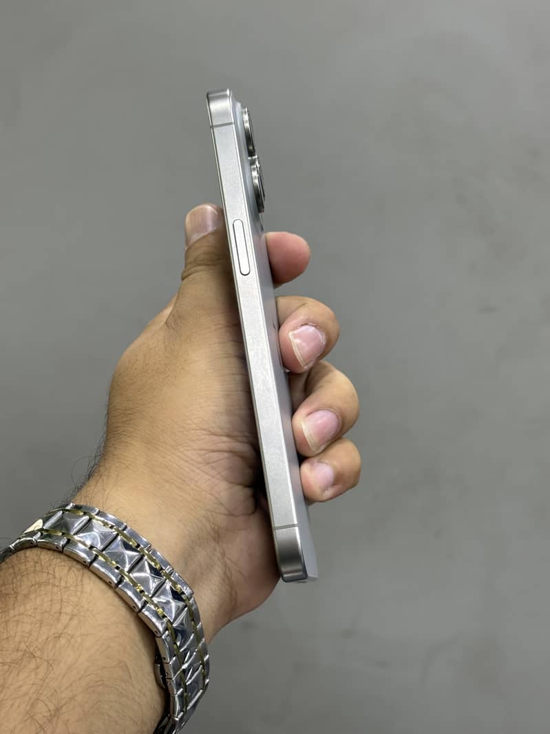 Apple iPhone 15 Pro Max 2