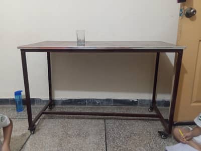 C omputer table /