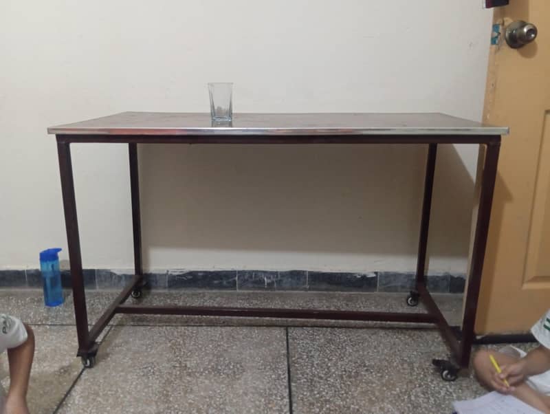 C omputer table / 0