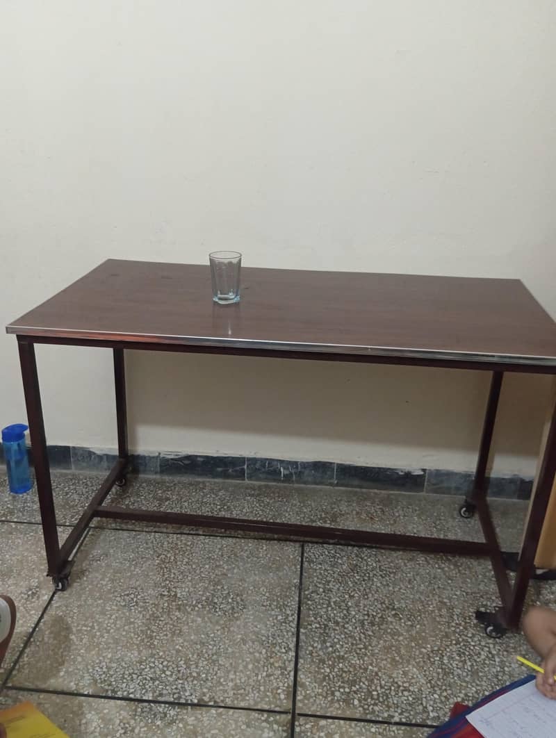 C omputer table / 1