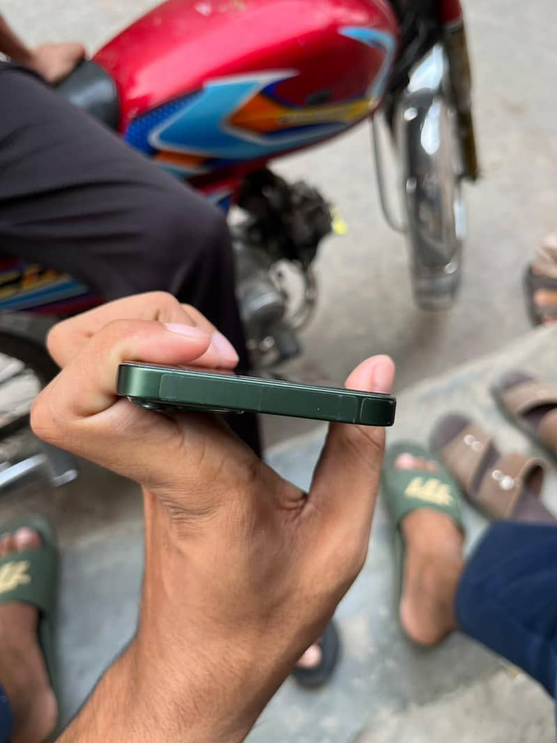 Apple iPhone 13 2
