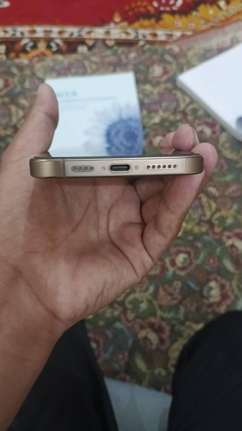Apple iPhone 16 Pro Max 4