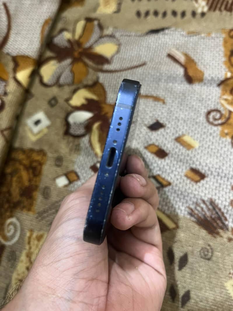 Apple iPhone 12 4
