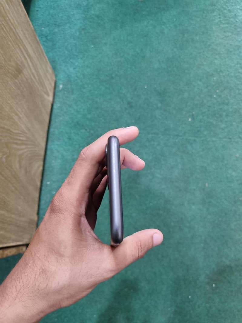 Apple iPhone 11 4