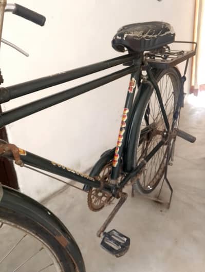 Used Classic Road Bicycle – Strong Frame, Carrier & Mudguards