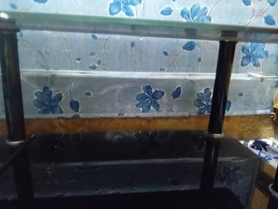 “Beautiful Glass Table For Sale – Excellent Condition”