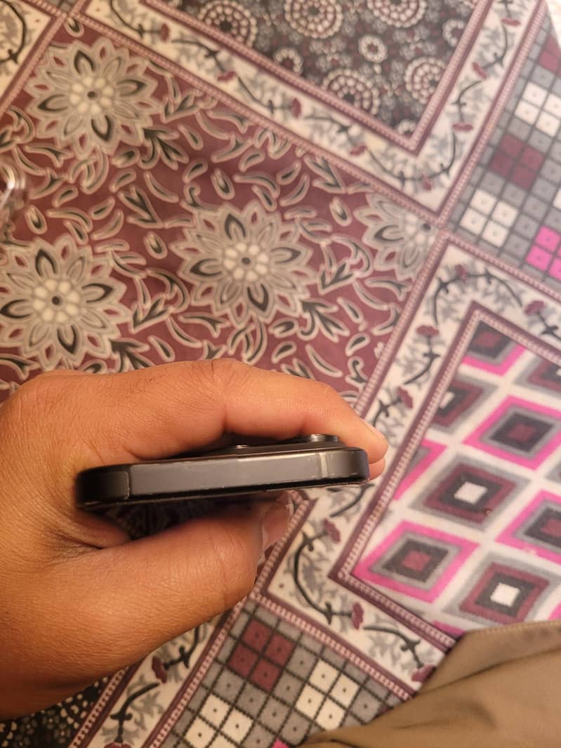 Apple iPhone 16 Pro 2