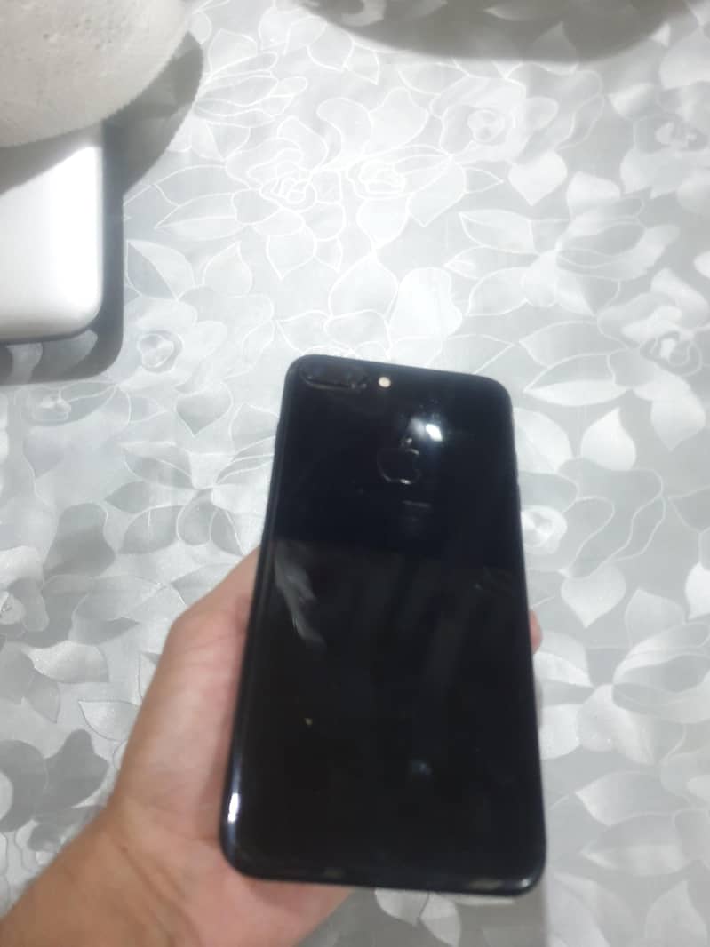 Apple iPhone 7 Plus  and headphones p9 1