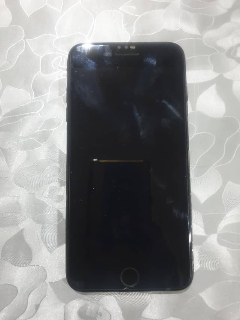 Apple iPhone 7 Plus  and headphones p9 2
