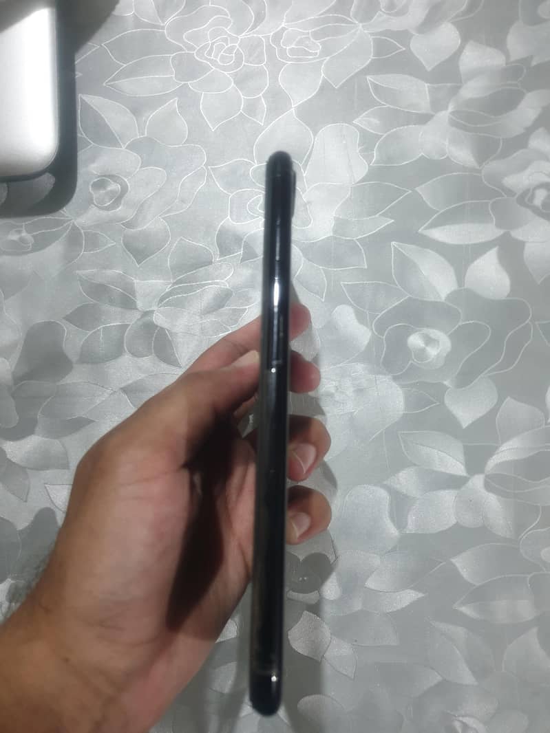 Apple iPhone 7 Plus  and headphones p9 3