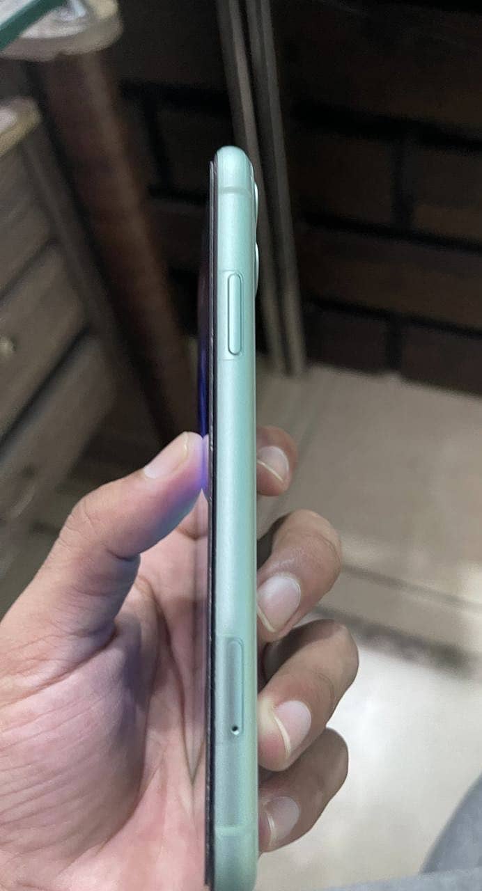 Apple iPhone 11 4