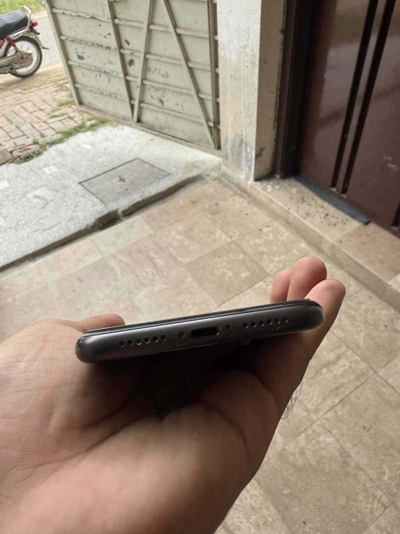 Apple iPhone 11 3