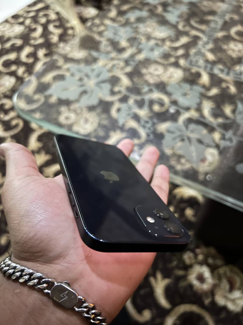 Apple iPhone 12 4