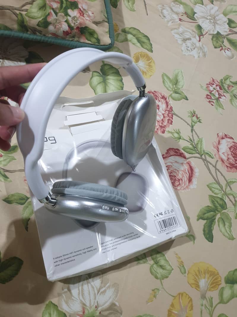 Apple iPhone 7 Plus  and headphones p9 4