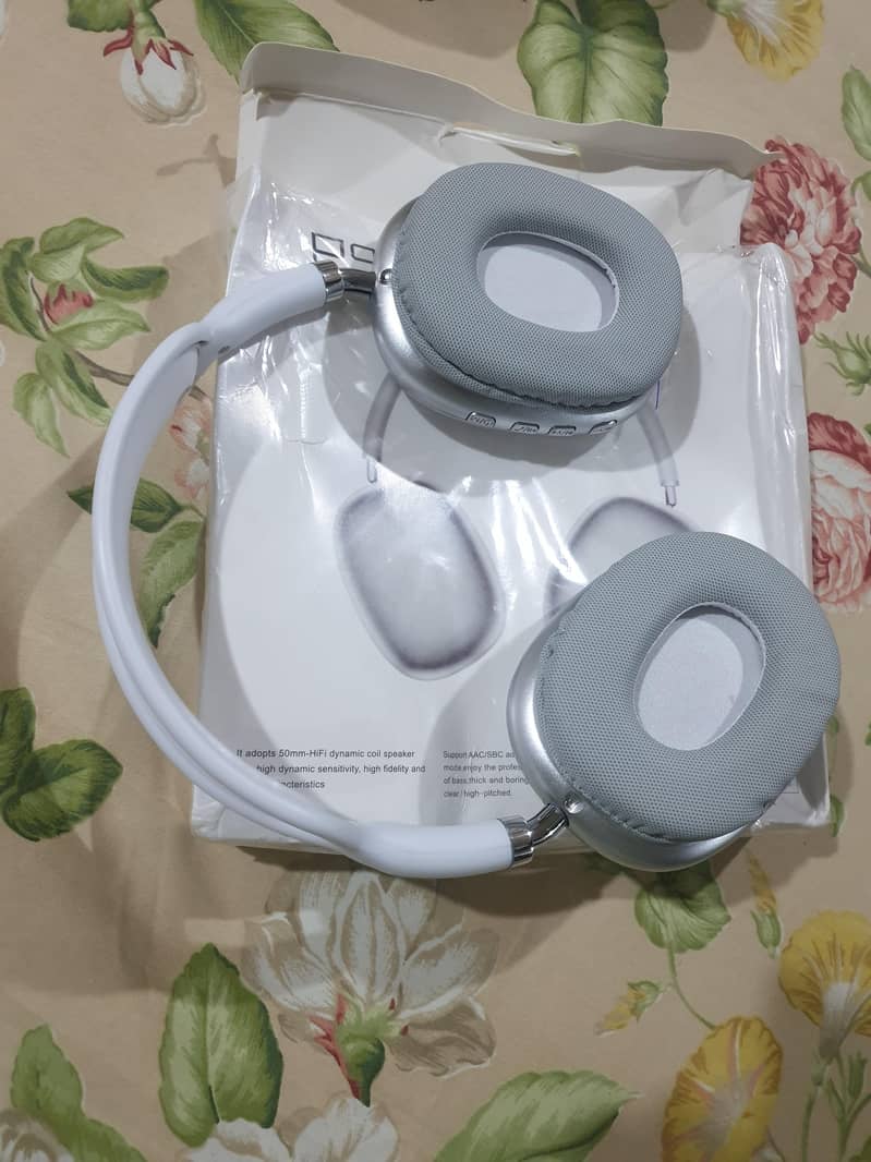 Apple iPhone 7 Plus  and headphones p9 5
