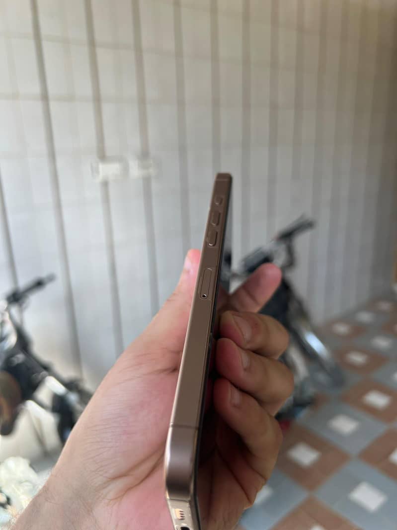 Apple iPhone 16 Pro Max 2