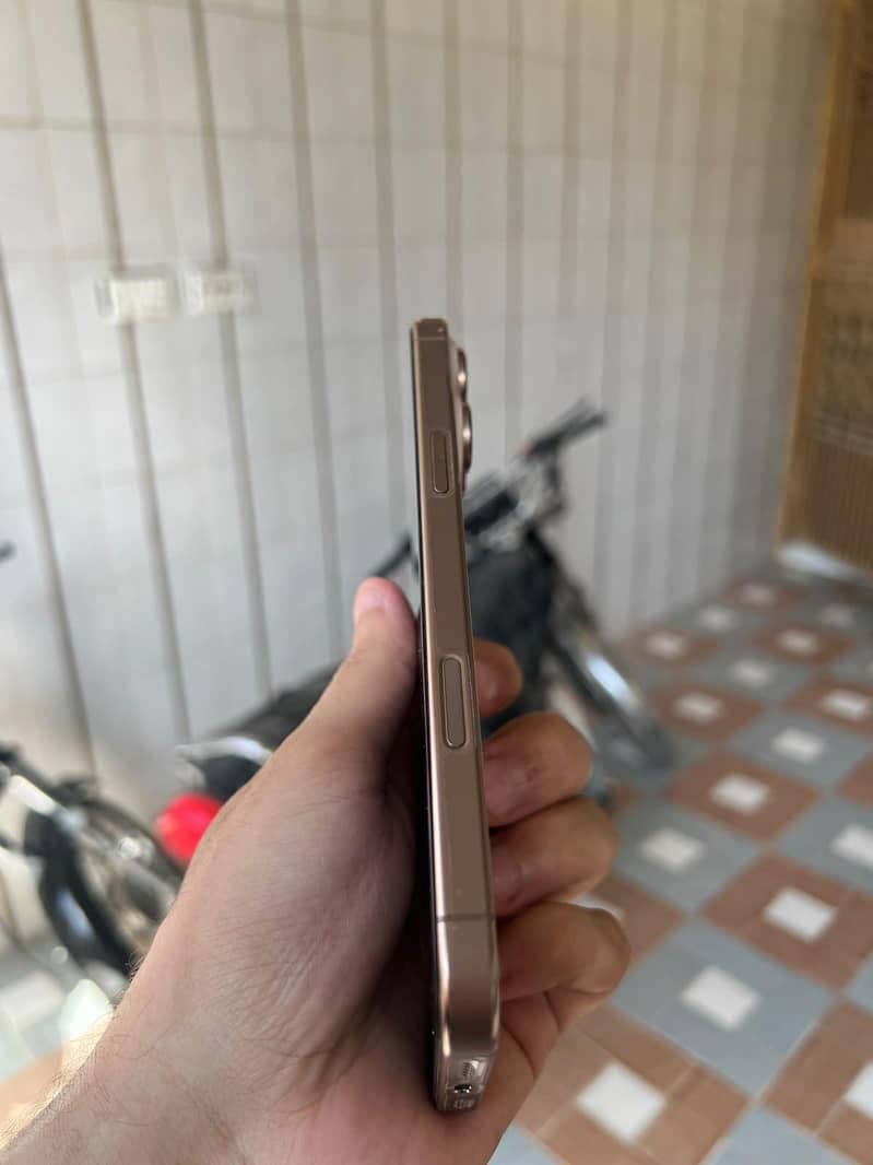 Apple iPhone 16 Pro Max 3