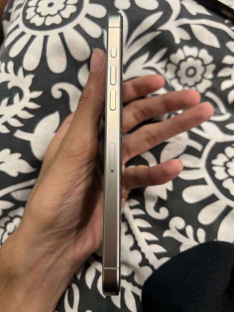 Apple iPhone 15 Pro Max 2