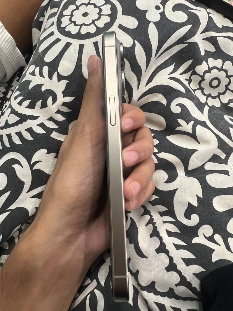 Apple iPhone 15 Pro Max 4