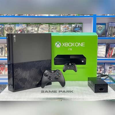 Xbox Xbox One In Best Price 10/10 with Box and Xbox S Controller