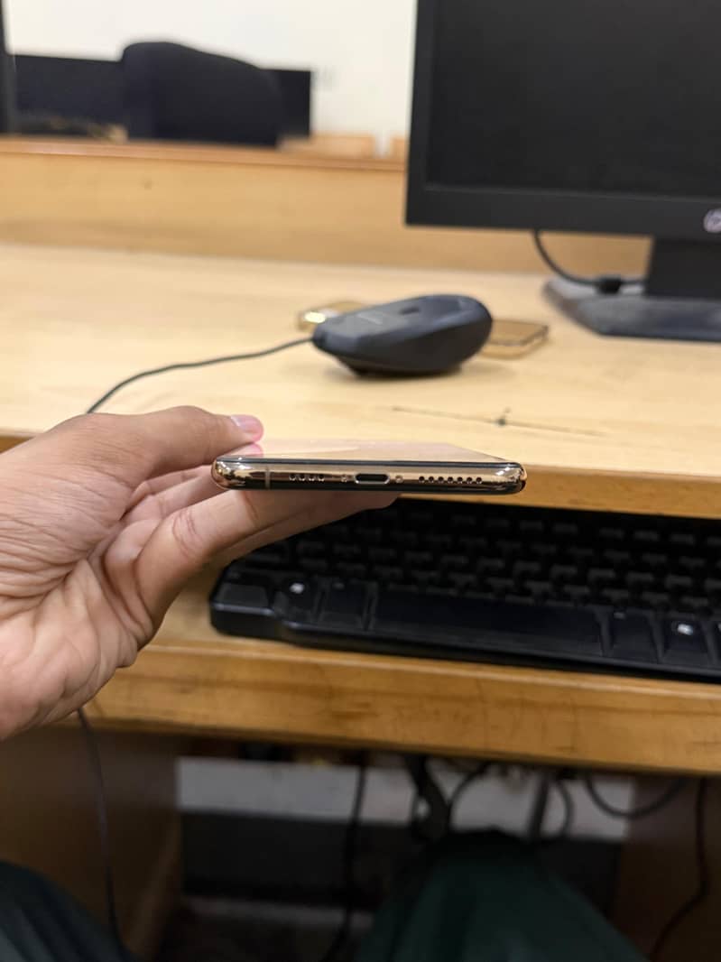 Apple iPhone XS Max 3