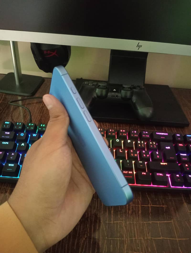 Apple iPhone 16 3