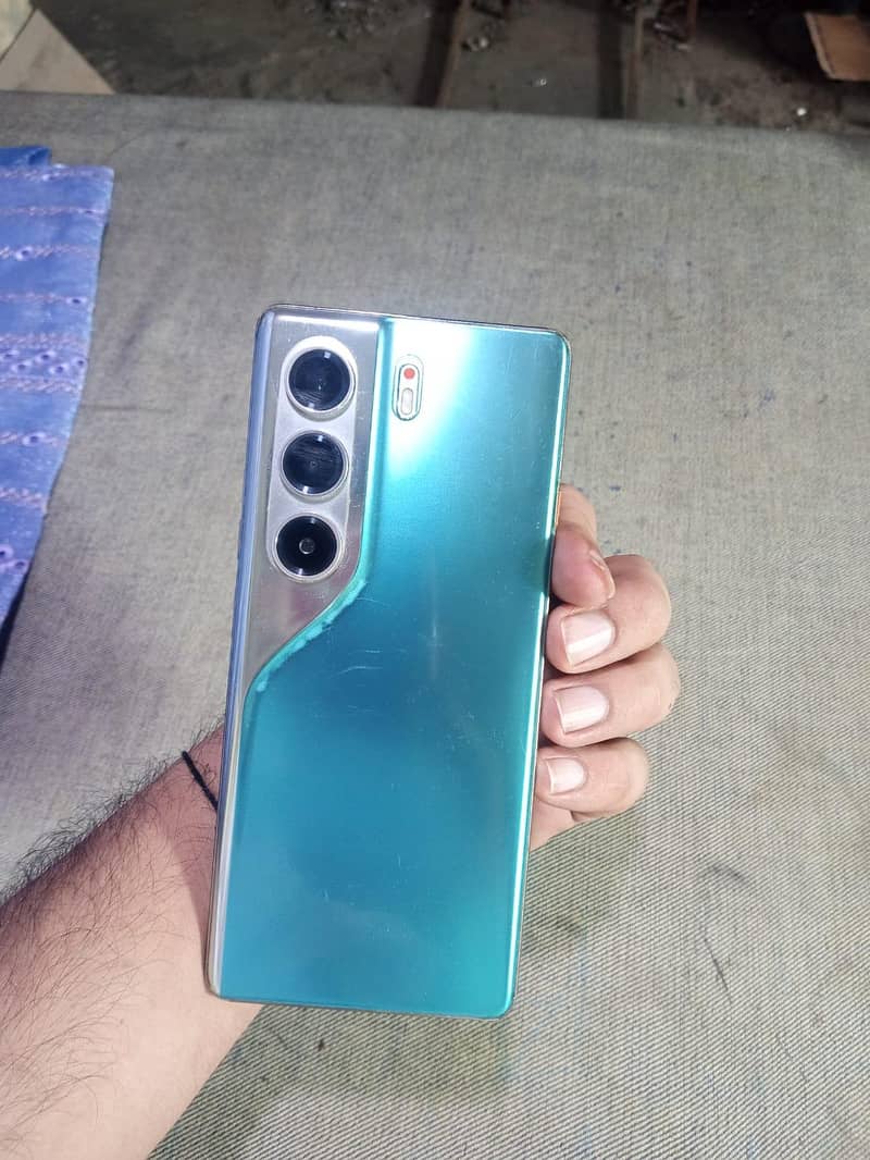 Tecno CAMON 40 Pro 1