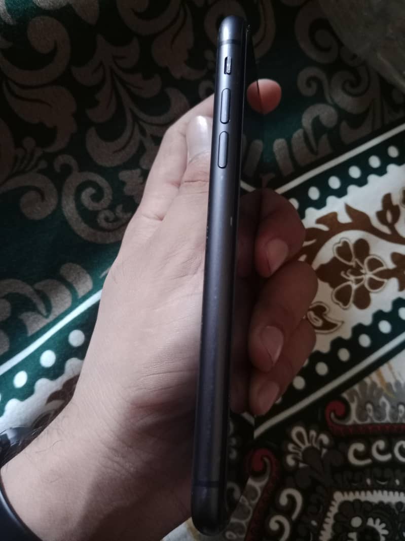 Apple iPhone 11 4