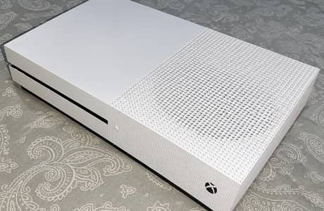 Xbox One S 512 GB + New Wired Controller - 4k HDR Supported