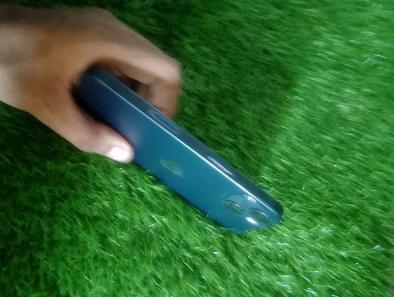 Apple iPhone 13 4